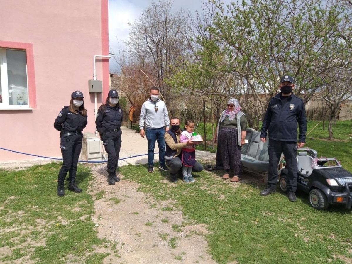 Annesi Covid-19 engeline takılan Ecrin&rsquo;in doğum g&uuml;n&uuml;n&uuml; polisler kutladı