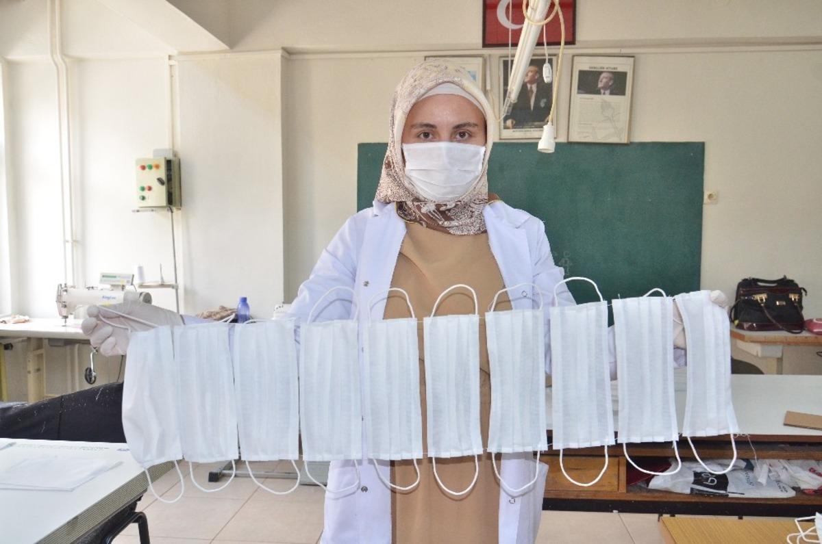 Elbistan&rsquo;da usta &ouml;ğreticilerle &ouml;ğretmenler 18 bin maske &uuml;retti