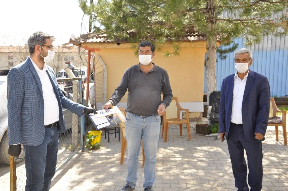 AK Parti Arguvan&rsquo;da maske dağıttı