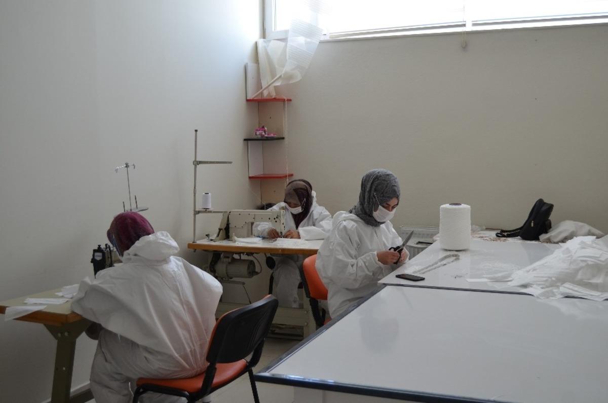 Adilcevazlı kadınlardan maske &uuml;retimi