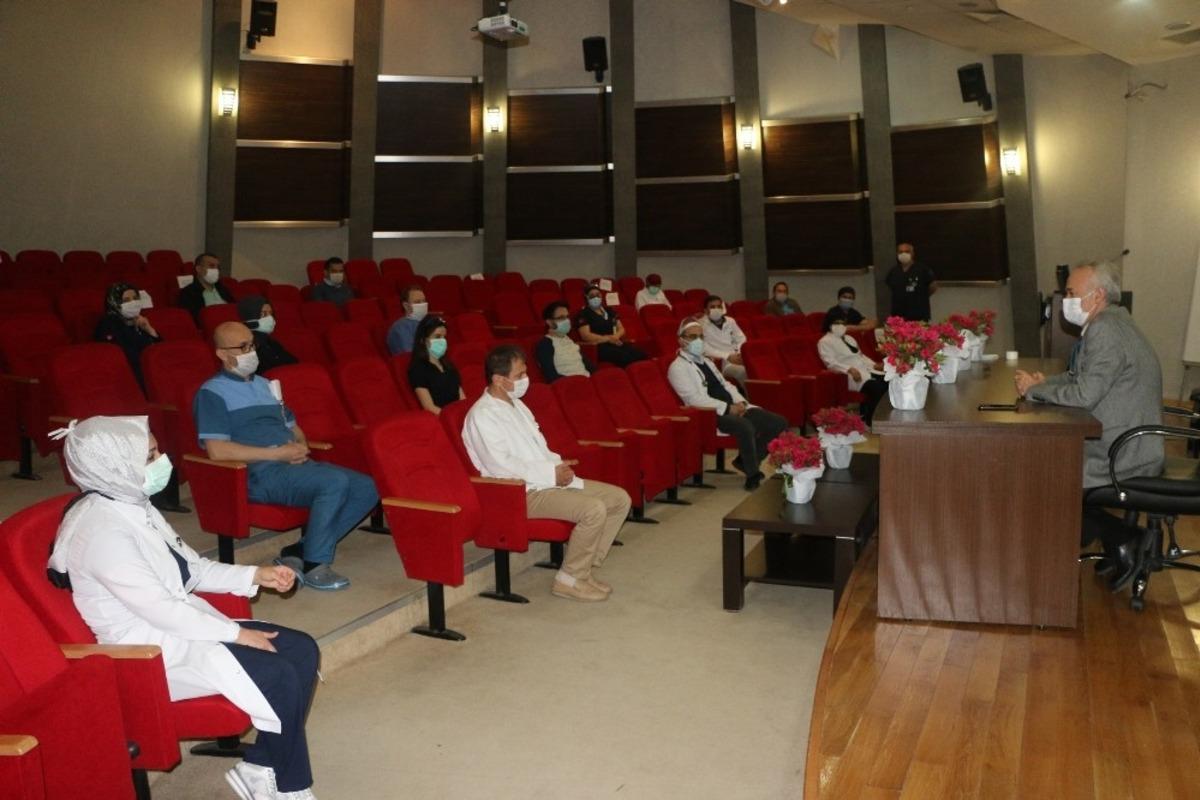 Korona vir&uuml;s&uuml;n&uuml; yenen sağlık &ccedil;alışanları g&ouml;reve geri d&ouml;n&uuml;yor