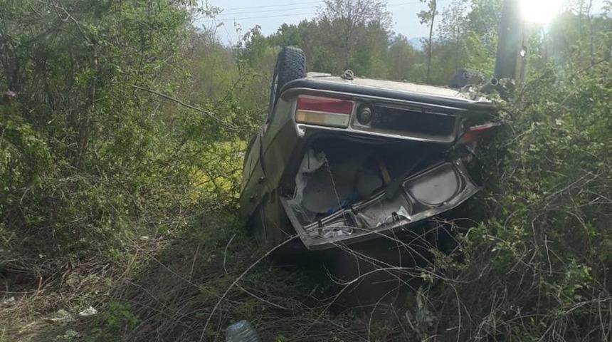 Kontrolden &ccedil;ıkan otomobil elektrik direğine &ccedil;arparak durabildi.