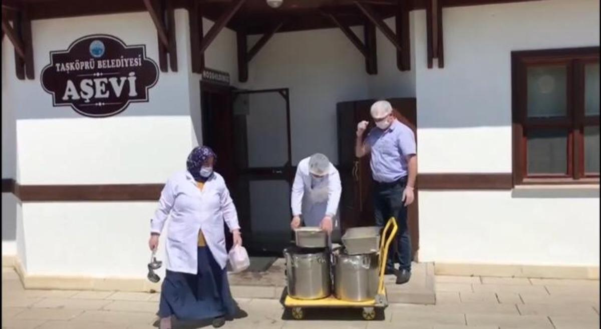 Başkan &Ccedil;atal, &ldquo;Her g&uuml;n 350 aileye iftar yemeği veriyoruz&rdquo;