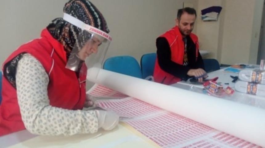 Gen&ccedil;lik Merkezi 5 bin 900 siper maske dağıttı