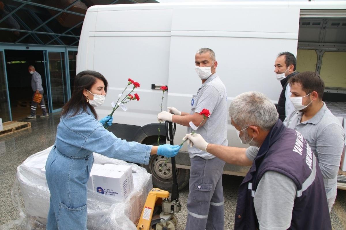 Antalya B&uuml;y&uuml;kşehir personeline 1 Mayıs &ccedil;i&ccedil;eği