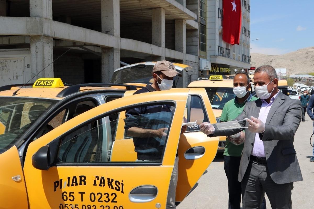 Van B&uuml;y&uuml;kşehir Belediyesinden taksici ve minib&uuml;s&ccedil;&uuml; esnafına maske desteği
