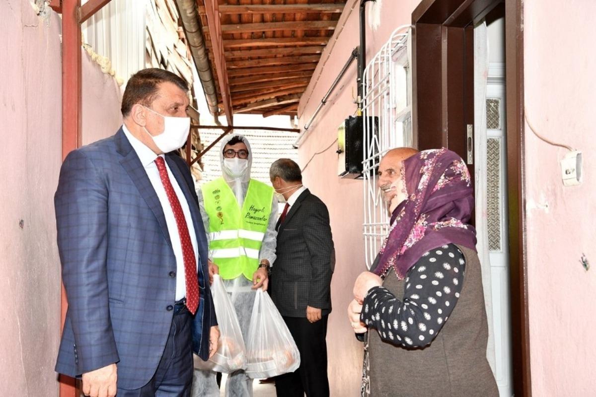 G&uuml;rkan iftar yemeği dağıttı