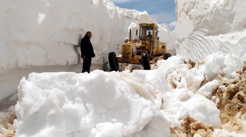 Antalya'da 25 kişilik ekip 7 metre karla kaplı yolları açmaya çalışıyor