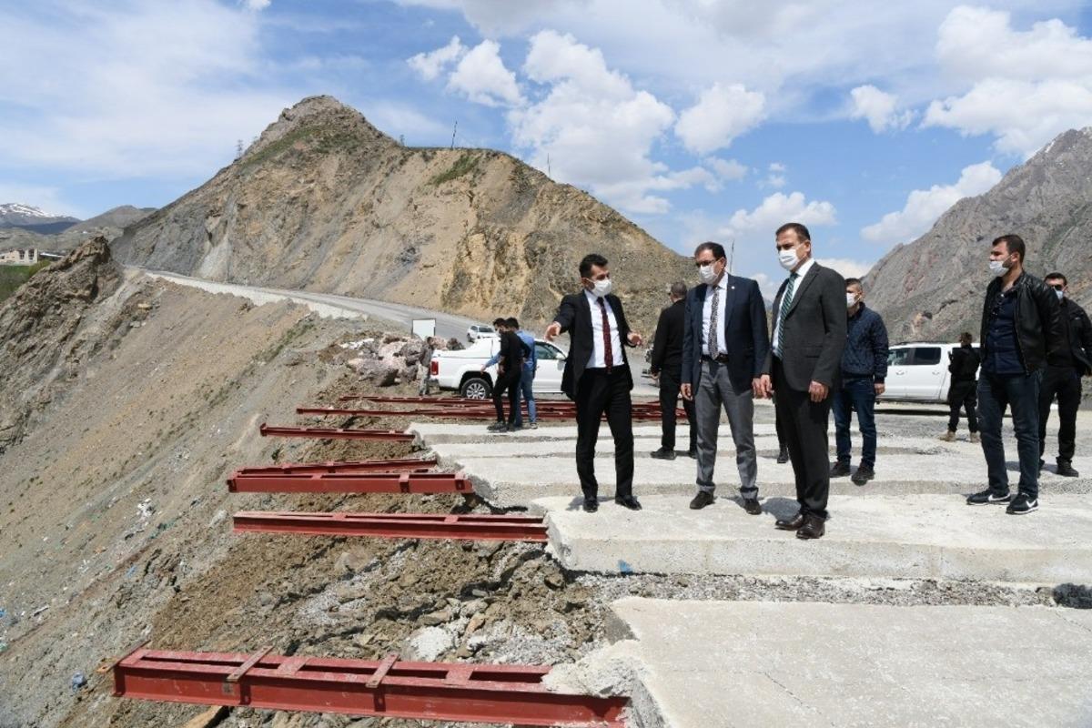 Vali Akbıyık, Zap Vadisi&rsquo;nde incelemede bulundu