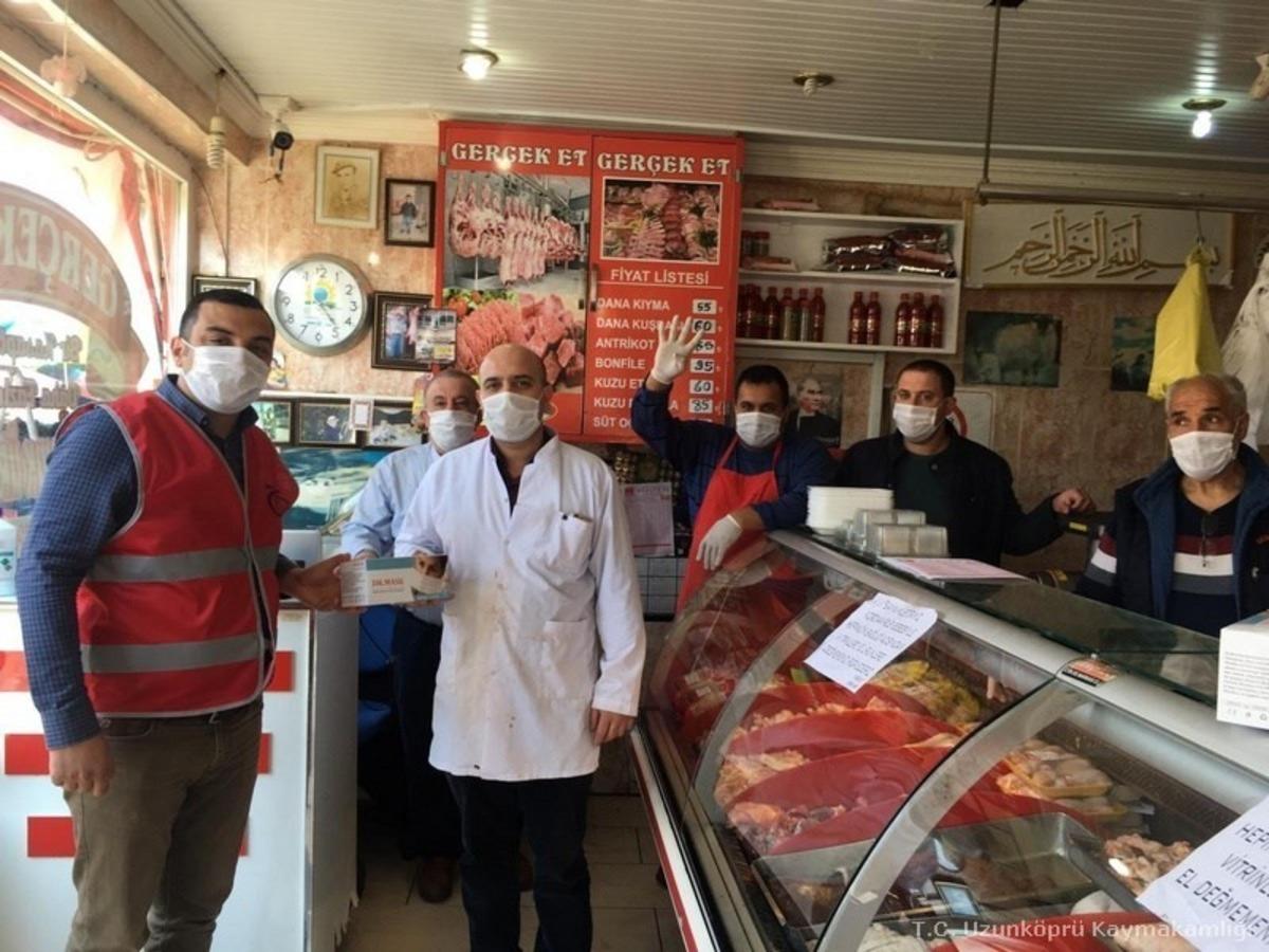 Uzunk&ouml;pr&uuml; halkına ve iş yerlerine maske dağıtımı başladı