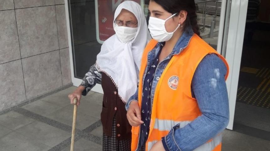 Yaşlı kadının maaşını &ccedil;ekmesine yardımcı oldular