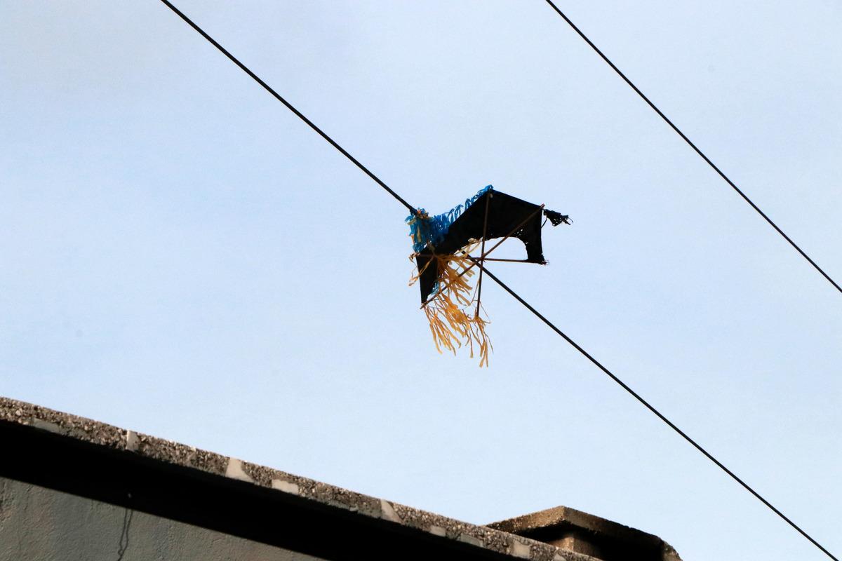 Korkun&ccedil; olay! U&ccedil;urtmasını kurtarmaya &ccedil;alışırken akıma kapıldı