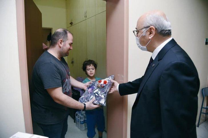 Vali Köşger, karantinadaki vatandaşları ziyaret etti G1