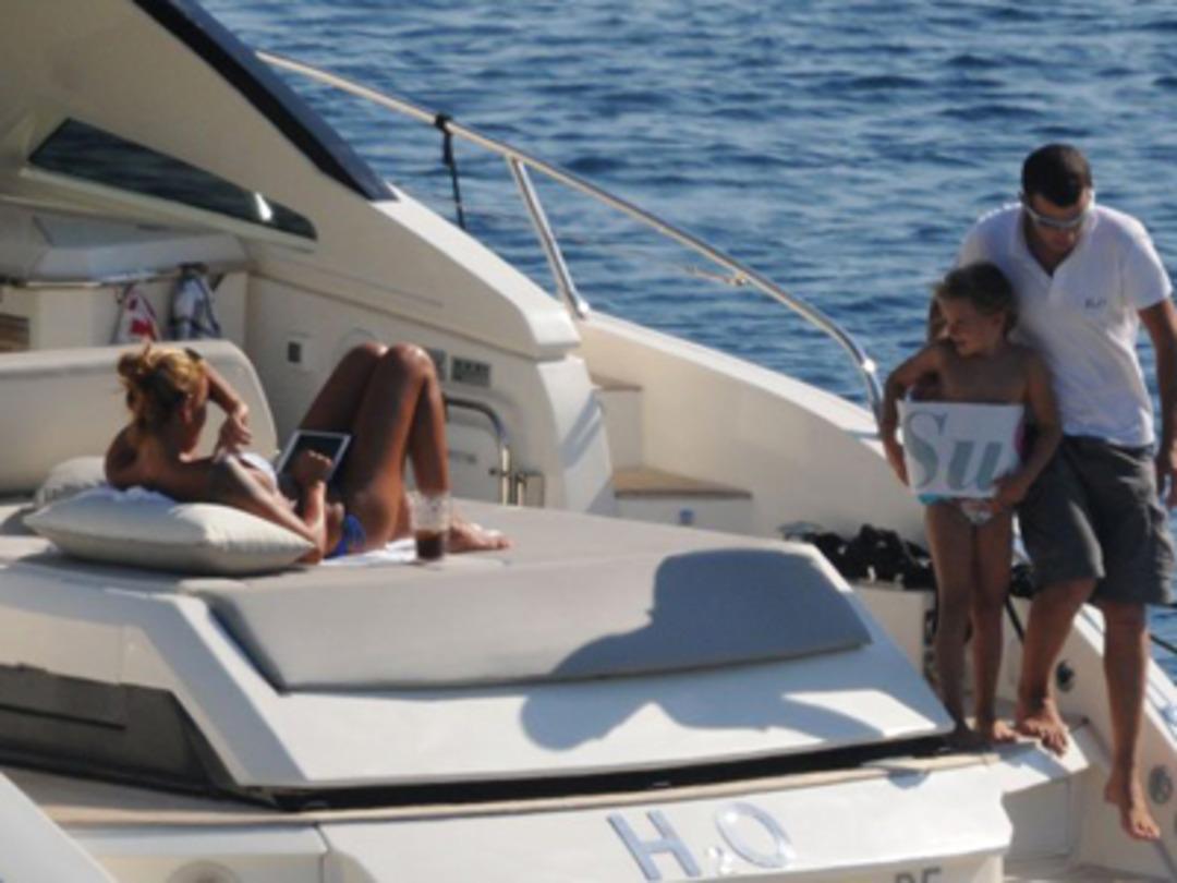 Pınar Altuğ kızı Su ile tatilde