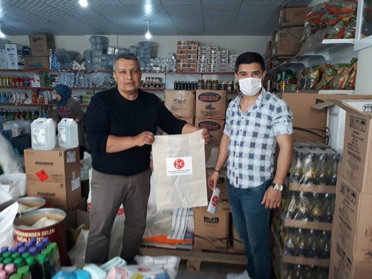 MHP Kuşadası ilçe teşkilatı yardım paketi dağıtıyor G2
