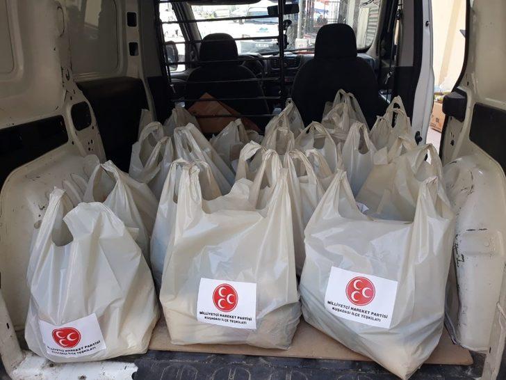 MHP Kuşadası ilçe teşkilatı yardım paketi dağıtıyor G3
