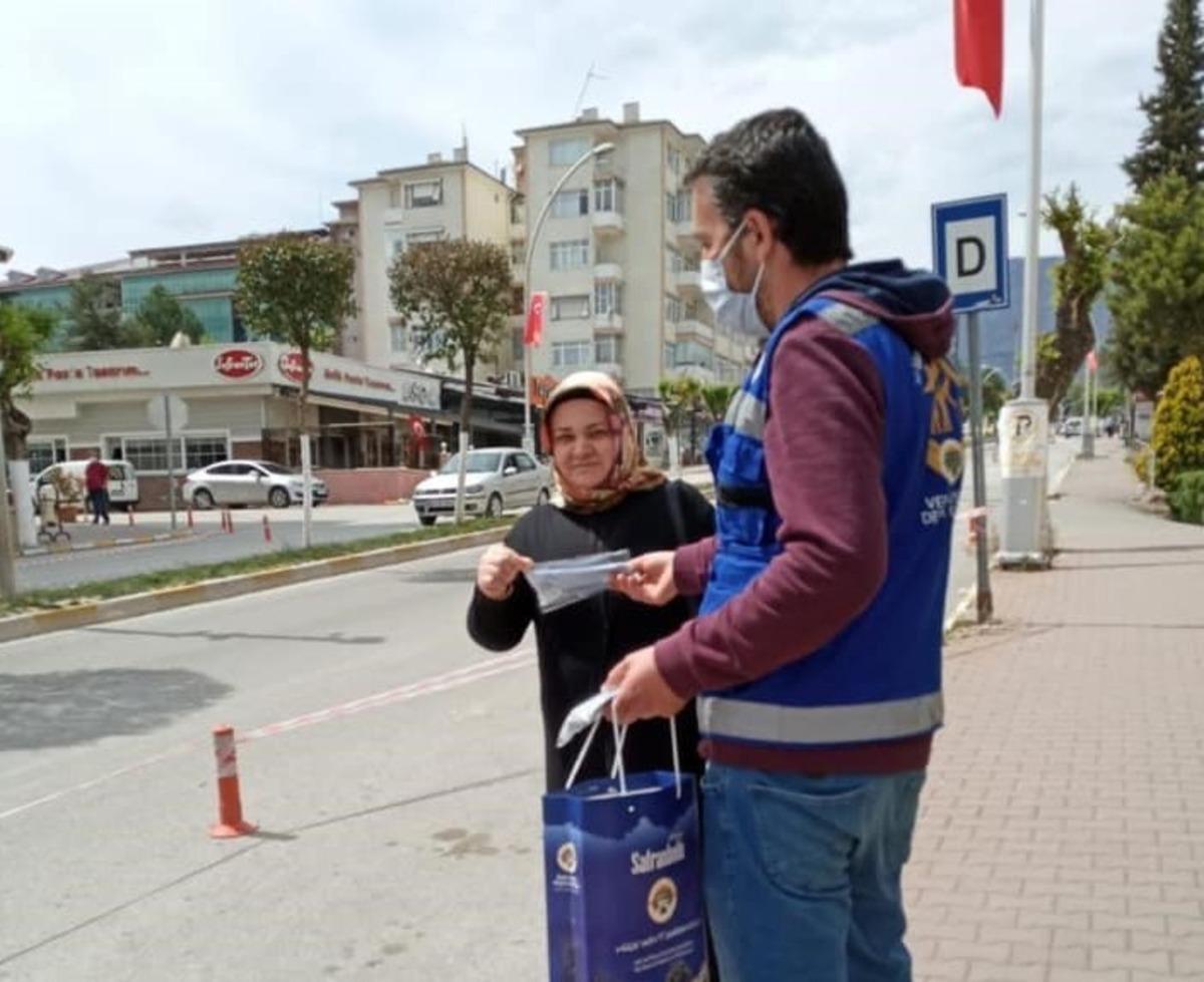 Safranbolu&rsquo;da vatandaşlara maske dağıtıldı