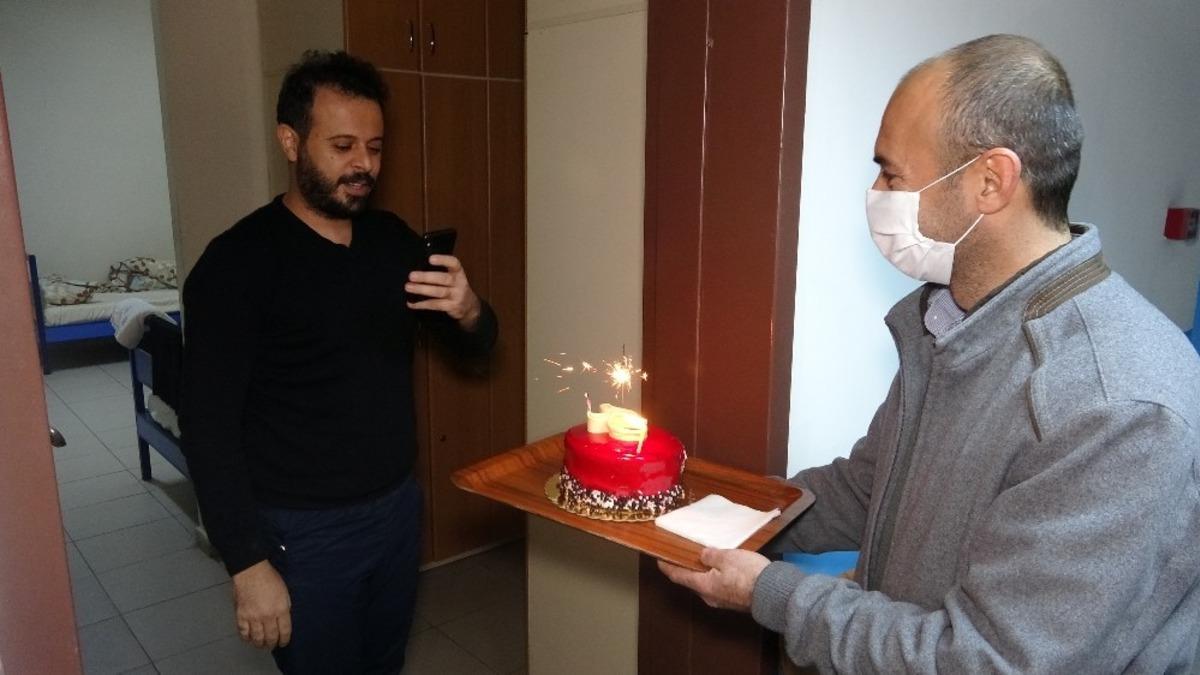 (&Ouml;zel haber) Karantinada kalan 4 kişiye doğum g&uuml;n&uuml; s&uuml;rprizi