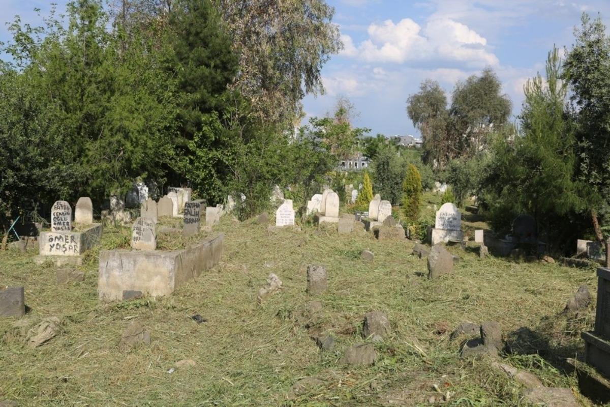 Cizre Belediyesi mezarlık temizleme ve bakım &ccedil;alışması başlattı