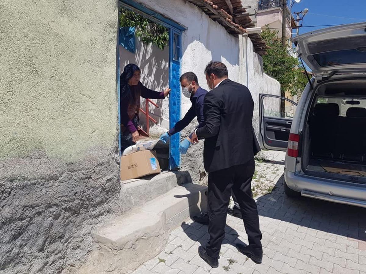 Sungurlu Belediyesi yardım kolilerini dağıtımını s&uuml;rd&uuml;r&uuml;yor