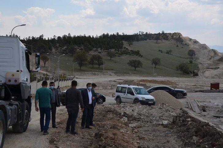 Bölge Müdürü Güzel, heyelanın meydana geldiği yolu inceledi G2