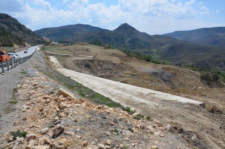 Bölge Müdürü Güzel, heyelanın meydana geldiği yolu inceledi G3