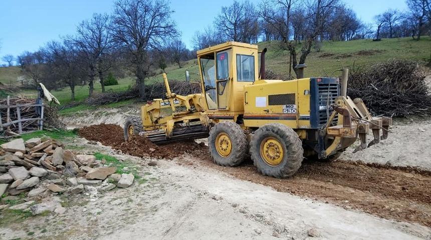Aslanapa&rsquo;da k&ouml;y yolları yapım &ccedil;alışmaları