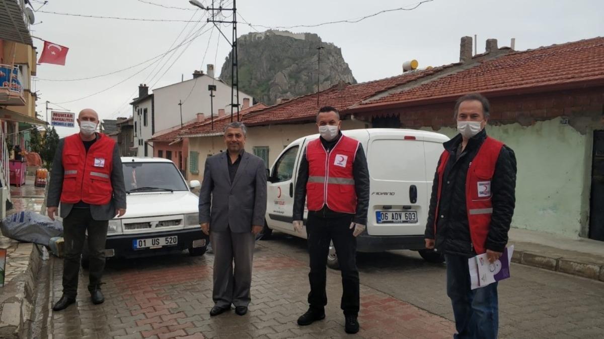 Afyonkarahisar&rsquo;da Kızılay yağmur &ccedil;amur demeden yardımları ulaştırıyor