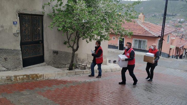 Afyonkarahisar’da Kızılay yağmur çamur demeden yardımları ulaştırıyor G3