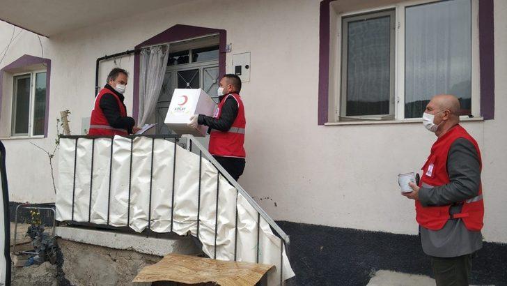 Afyonkarahisar’da Kızılay yağmur çamur demeden yardımları ulaştırıyor G5