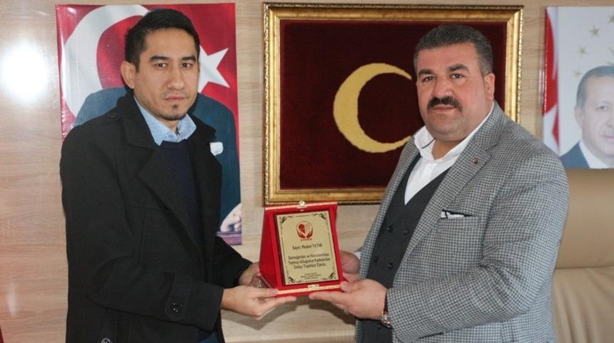 Talasemi Derneğinden Başkan Tatar&rsquo;a teşekk&uuml;r plaketi