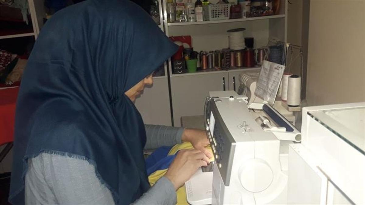 Bayramda y&uuml;zleri g&uuml;ls&uuml;n diye gece-g&uuml;nd&uuml;z &ccedil;ocuklara kıyafet dikiyorlar