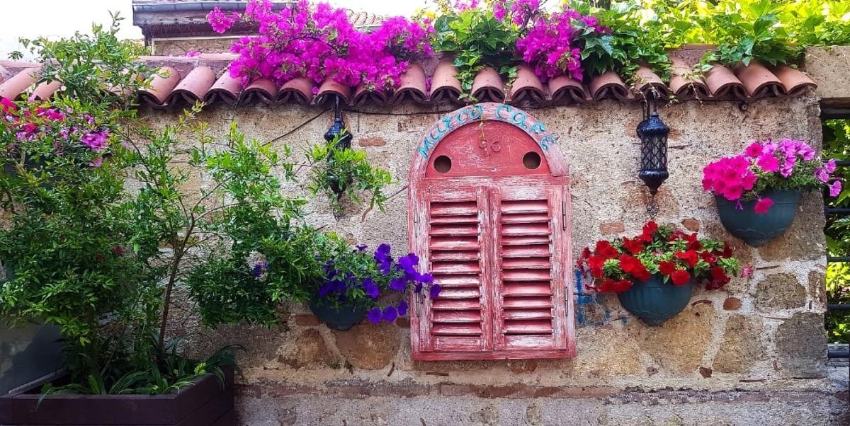 Kalei&ccedil;i sokakları &ccedil;i&ccedil;eklerle s&uuml;sledi