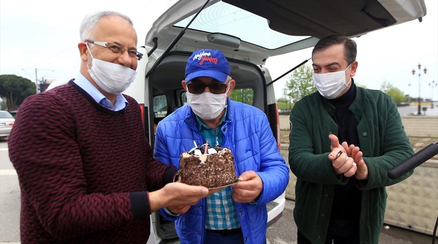 Sokağa &ccedil;ıkma kısıtlamasını takip eden gazeteciye doğum g&uuml;n&uuml; s&uuml;rprizi