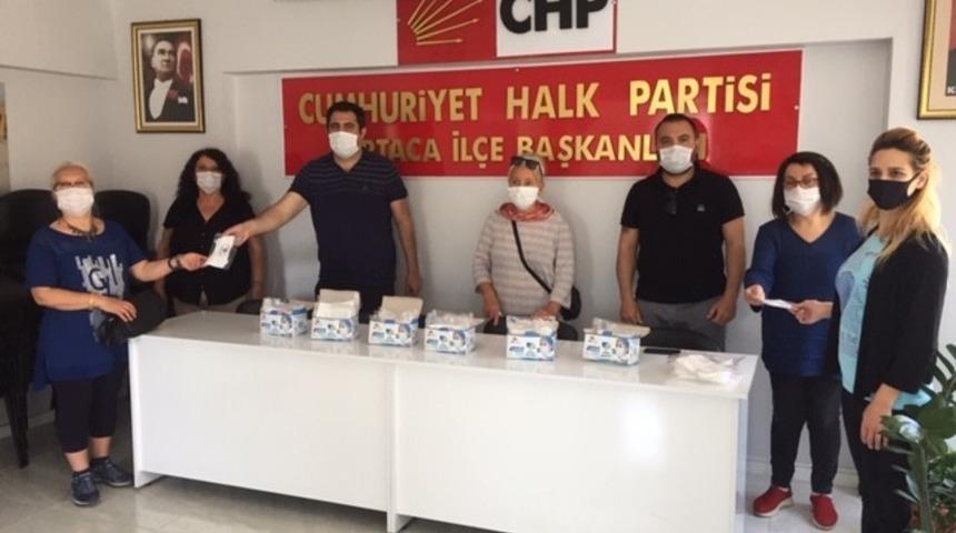 CHP Ortaca, kendi imkanları ile &uuml;rettiği maskeleri vatandaşa ulaştırıyor