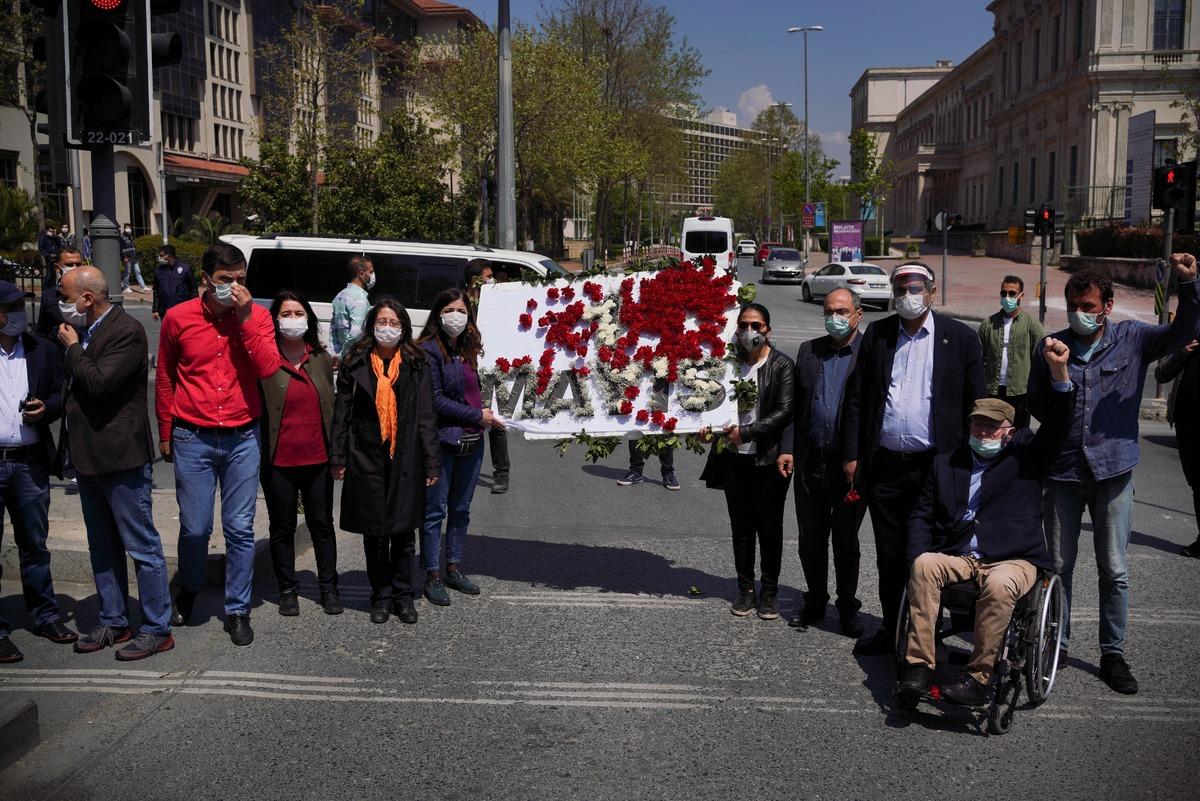 CHP, HDP ve TİP&rsquo;den Taksim'de sosyal mesafesiz 1 Mayıs y&uuml;r&uuml;y&uuml;ş&uuml;