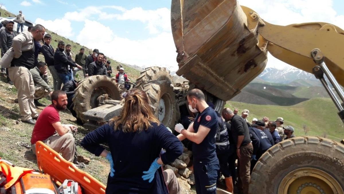 Y&uuml;ksekova&rsquo;da trakt&ouml;r devrildi: S&uuml;r&uuml;c&uuml; 2 saat sonra kurtarılabildi