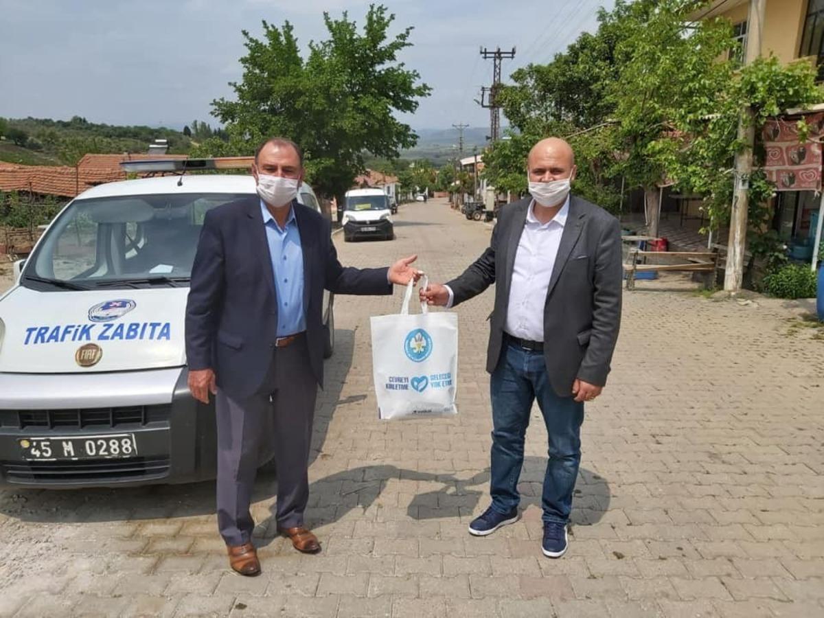 Saruhanlı&rsquo;da maskeler muhtarlara teslim edildi