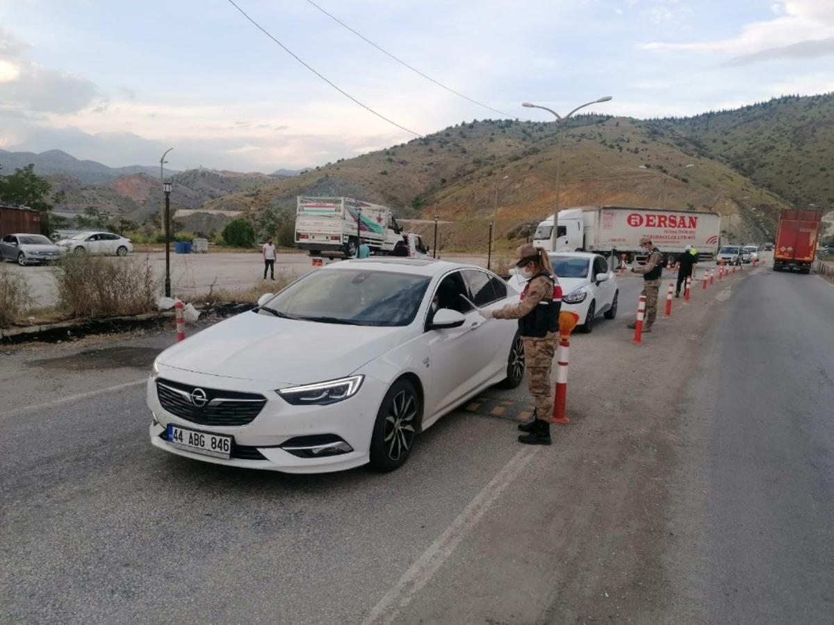 Jandarma&rsquo;dan kara yolunda sıkı denetim