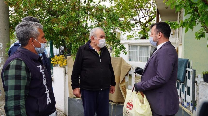 Evden &ccedil;ıkamayan yaşlı kadına doğum g&uuml;n&uuml; s&uuml;rprizi