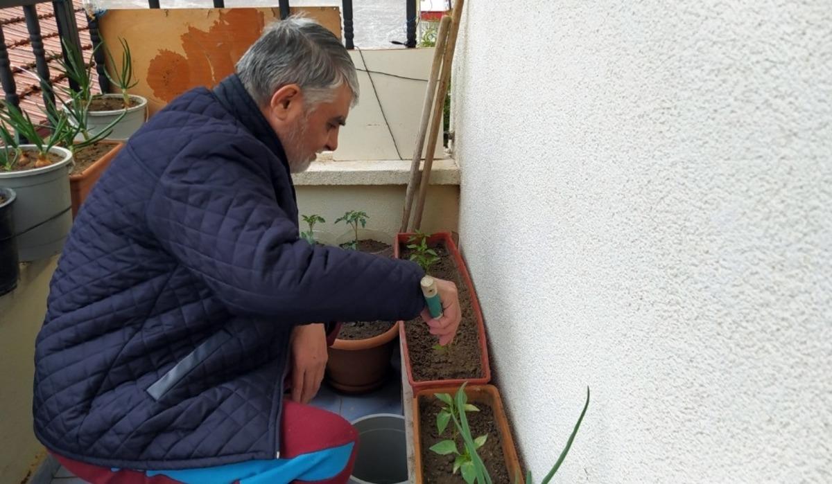Korona g&uuml;nlerini balkonda sebze yetiştirerek ge&ccedil;iriyorlar