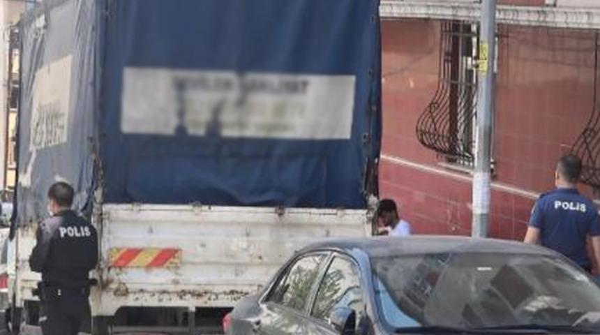 İstanbul'da korkun&ccedil; olay! Kamyonetinin kasasında intihar etti