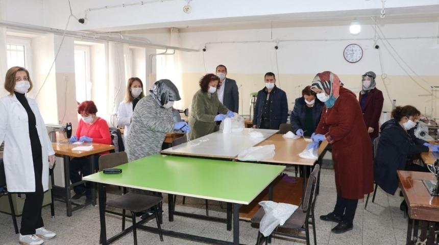 Halk Eğitim Merkezi maske &uuml;retimine başladı