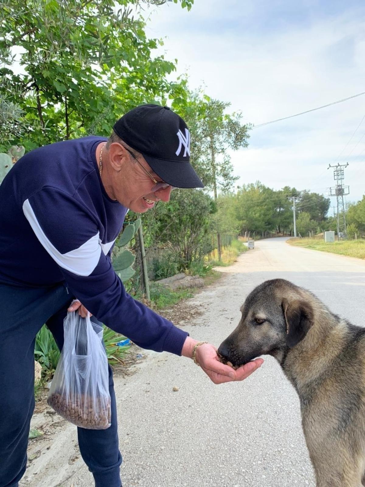 Antalyalı iş adamı sokak hayvanları i&ccedil;in mama dağıttı