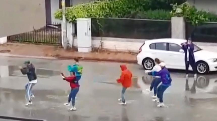 Yasağa rağmen sokakta dans ettiler