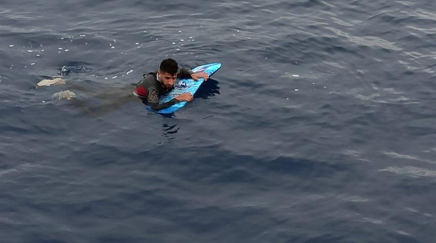 Bodrum'dan Yunanistan'a s&ouml;rf tahtasıyla ge&ccedil;meye &ccedil;alışan sığınmacı yakalandı