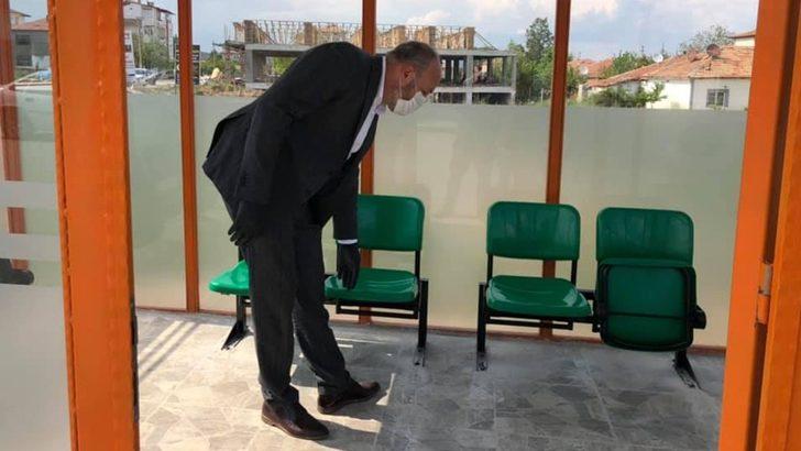 Bahşılı’da durak koltukları yenilendi G2