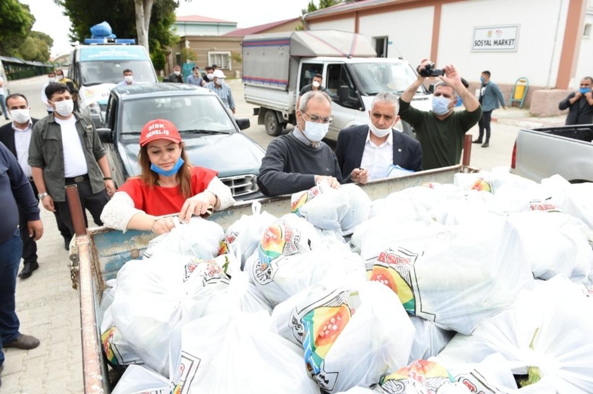 Tarsus Belediyesi, &ccedil;ift&ccedil;ilerden aldığı mahsulleri vatandaşa dağıtmaya devam ediyor