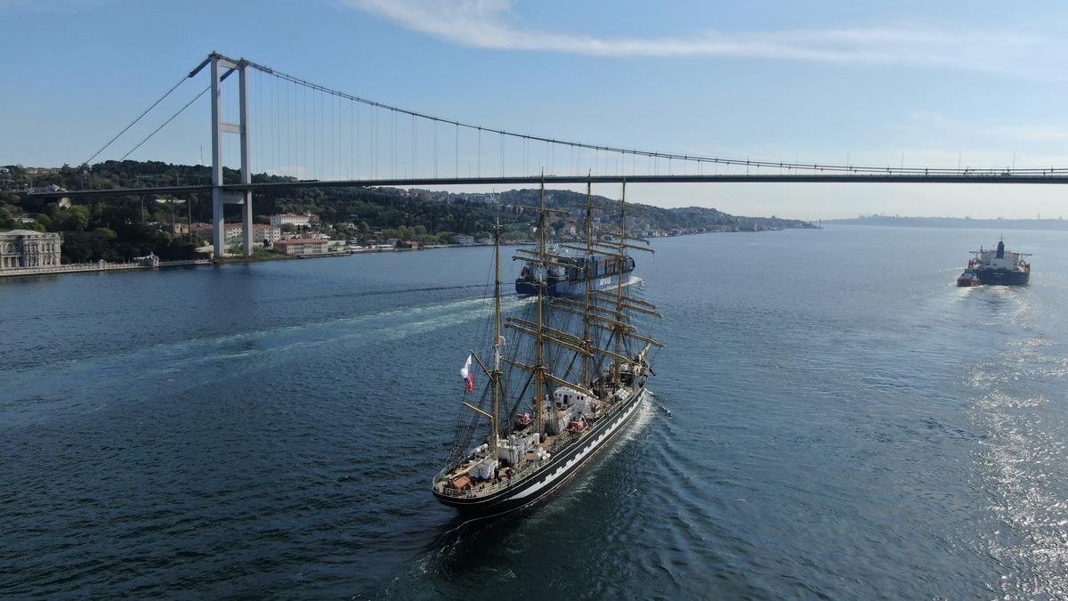 Tarihi yelkenli tekrar Boğaz'dan ge&ccedil;ti