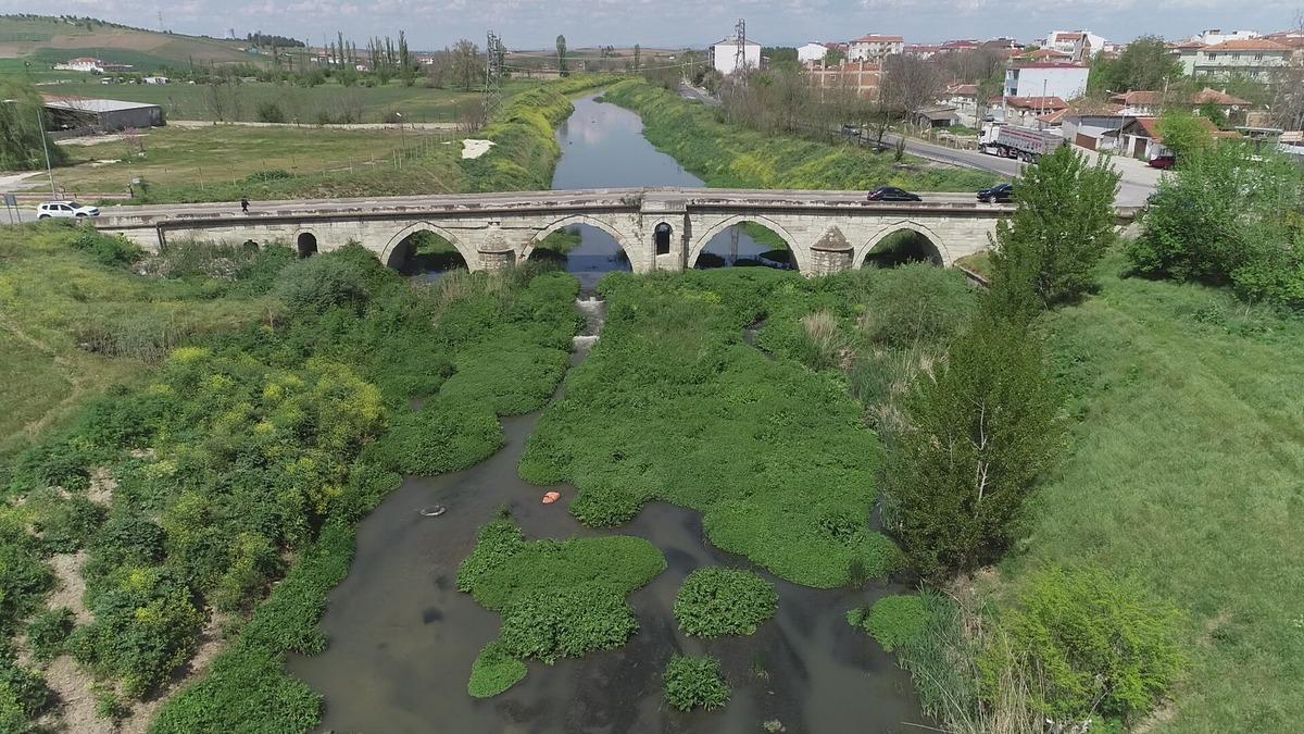 Fabrikalar &uuml;retimi durdurdu, 20 yıldır kirli akan L&uuml;leburgaz Deresi temizlendi